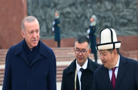 Cumhurbaşkanı Erdoğan, Kırgızistan’da Ata Beyit Anıtı’nı ve Cengiz Aytmatov’un kabrini ziyaret etti