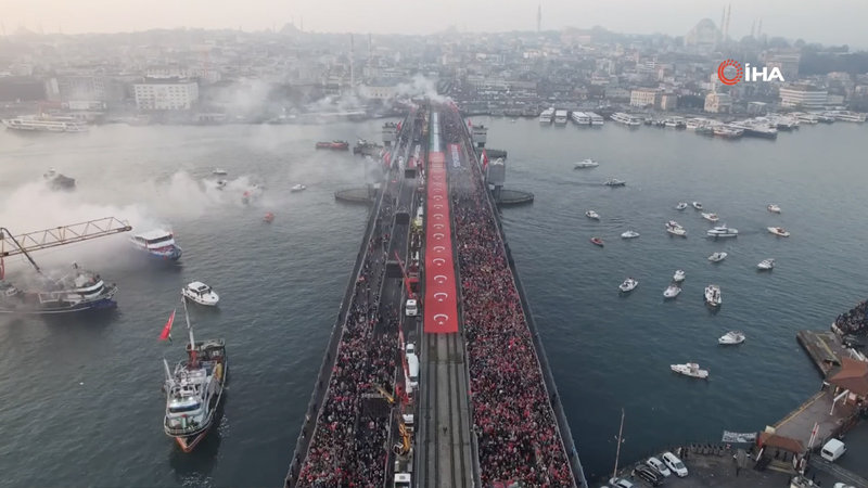 Yılın ilk gününde Gazze için binlerce kişi Galata Köprüsü’ne akın etti