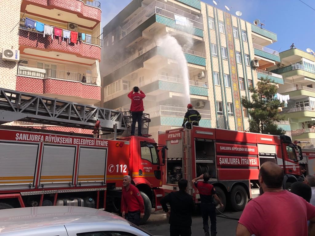 Şanlıurfa’da yangınında mahsur kalanlar kurtarıldı