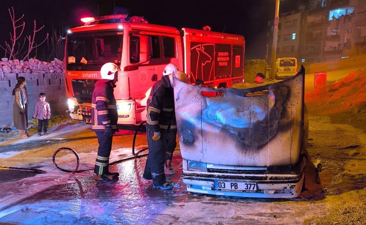 Şanlıurfa’da otomobil alevlere teslim oldu