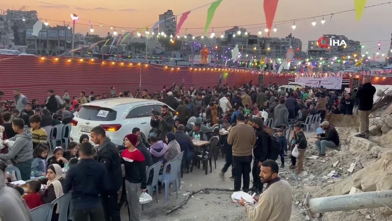 Gazze’de enkazların arasında toplu iftar