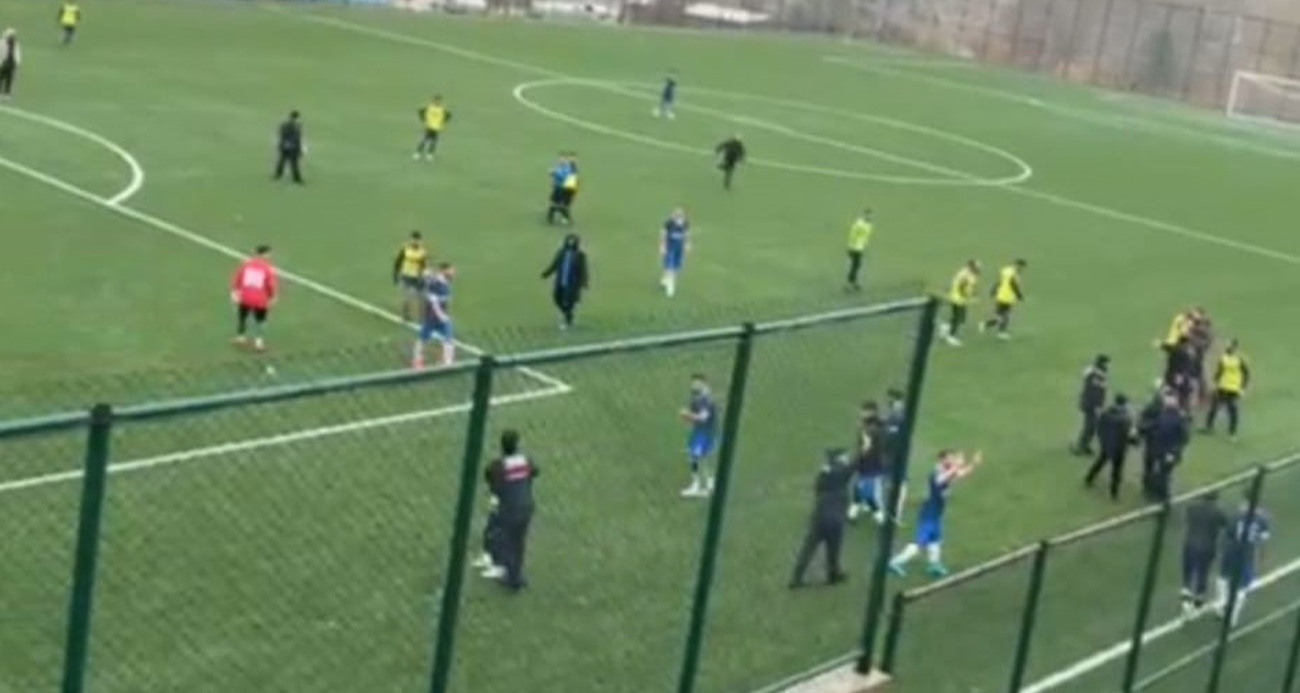 Amatör maçta saha karıştı, futbolcular taşlı saldırıda yaralandı