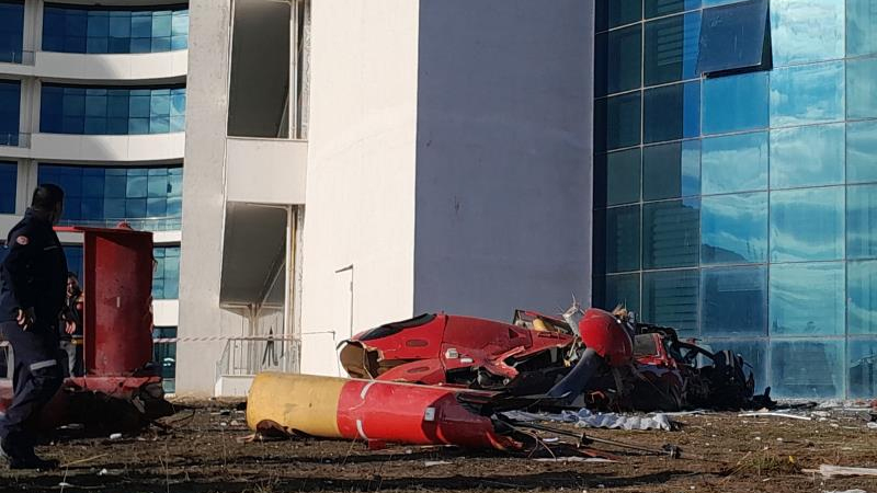 Yoğun sis nedeniyle binaya çarpan ambulans helikopter düştü: 4 ölü