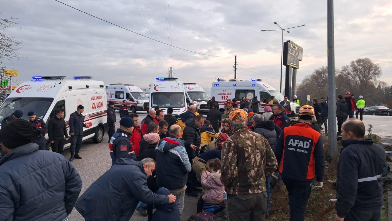 Okul servisi ile Mercedes tır çarpıştı... 8 öğrencinin durumu ağır