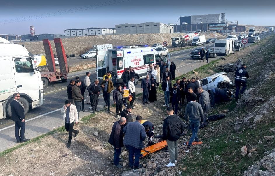 Şanlıurfa'da tırla çarpışan otomobil şarampole devrildi