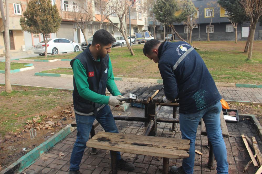 Şanlıurfa'da parktaki bank ateşe verildi