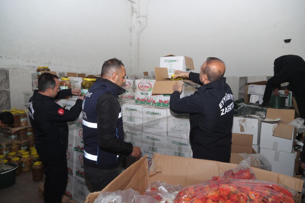 Şanlıurfa’da Tonlarca Bozuk Gıda ve Temizlik Ürünü Ele Geçirildi!