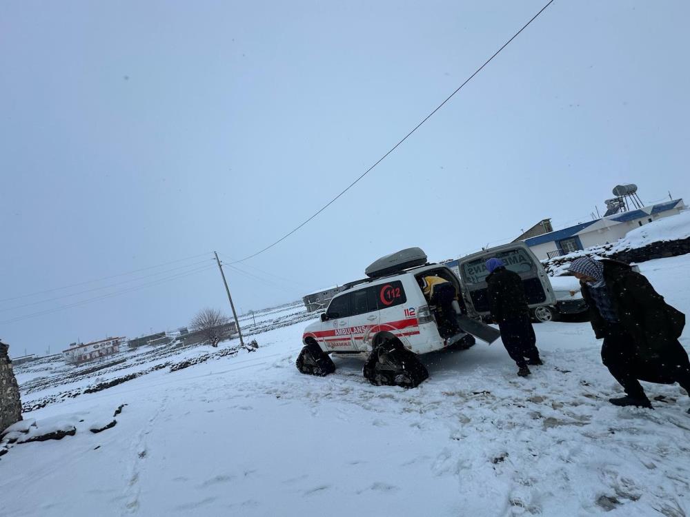 Şanlıurfa'da hastaların imdadına paletli ambulans yetişti