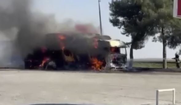 Şanlıurfa'da pamuk yüklü tır alev alev yandı