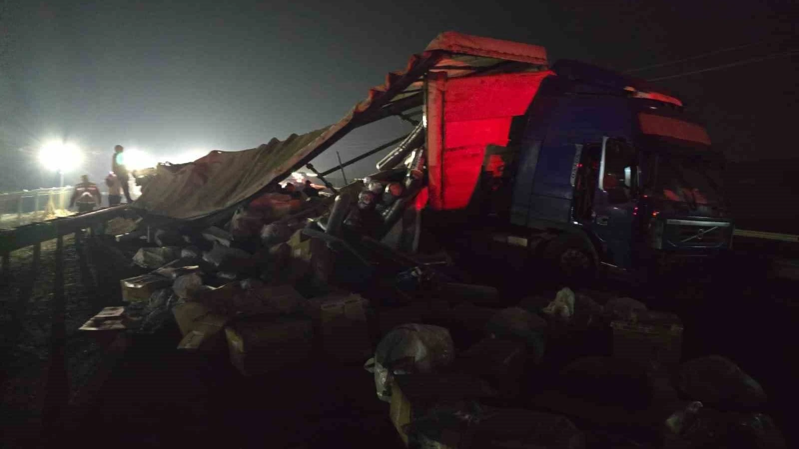 Şanlıurfa-Diyarbakır Yolunda Tekstil Yüklü Tır Devrildi