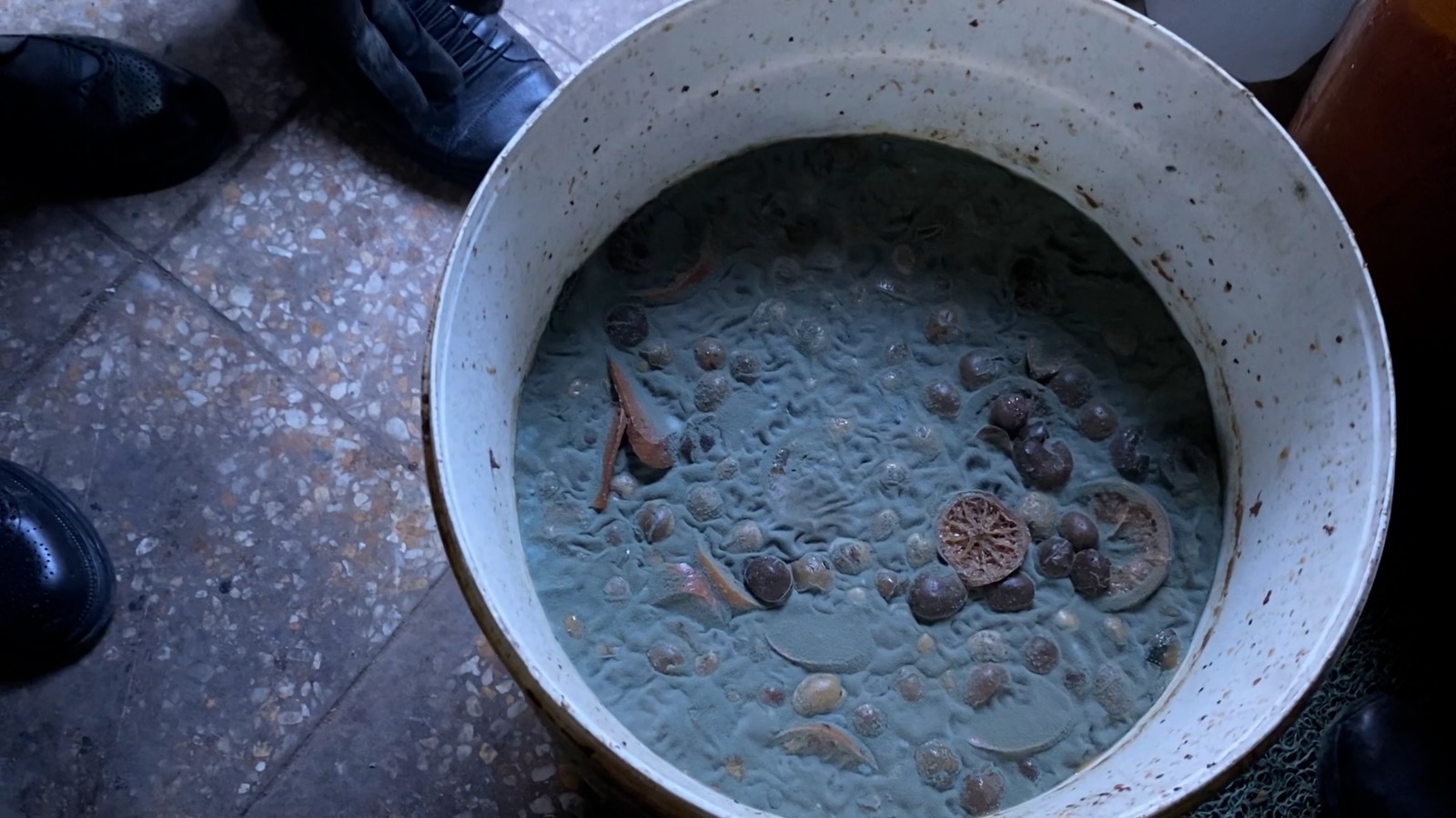 Şanlıurfa’da bozuk gıda satan bakkal mühürlendi